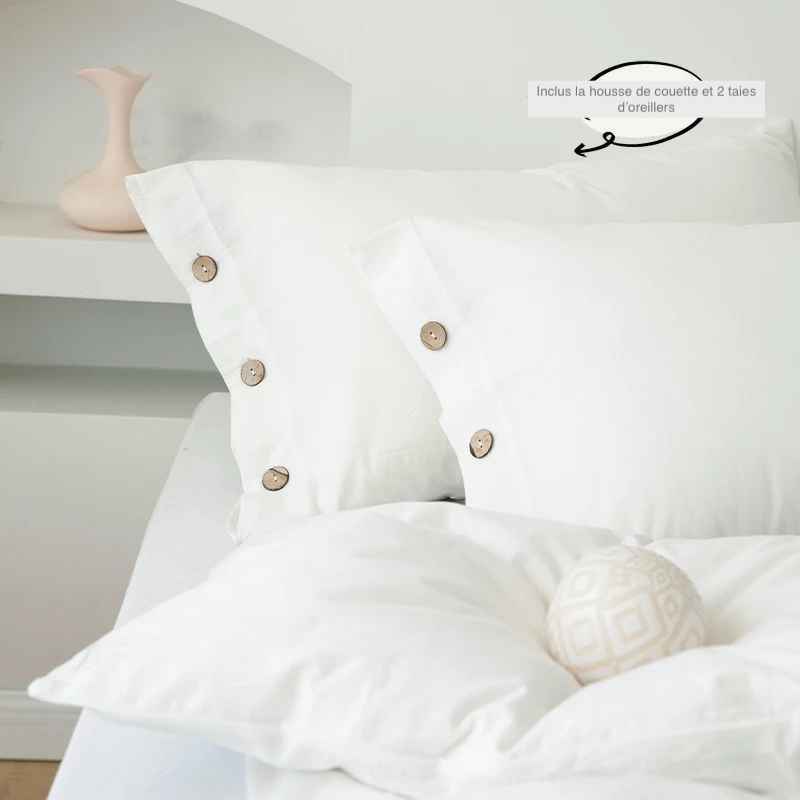 Parure lit gros plan taies oreiller boutons