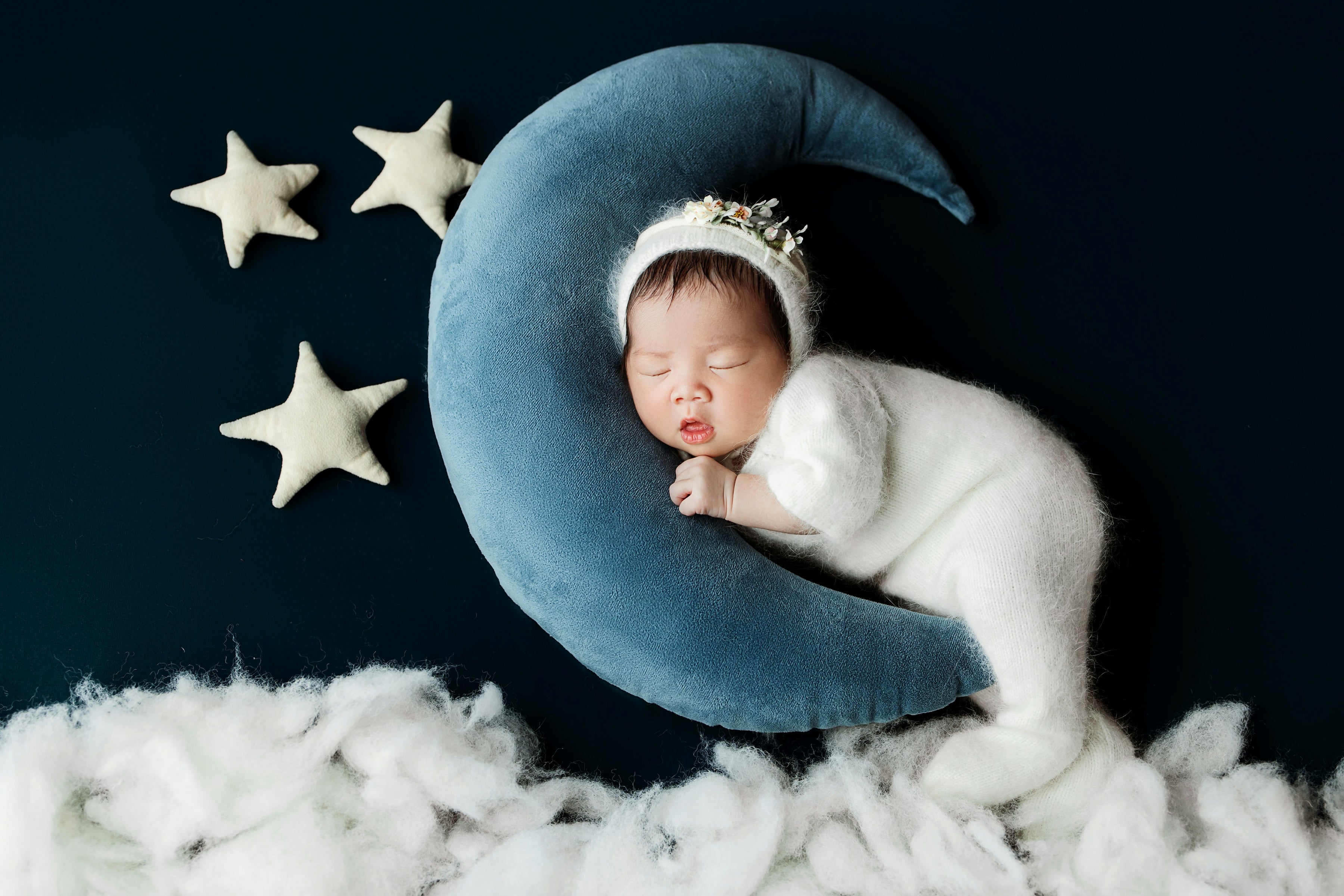 Bébé couché croissant de lune étoiles