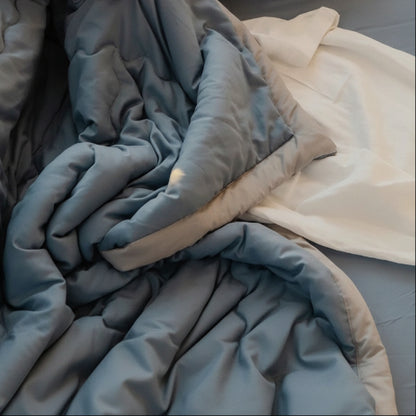 Couette 1 personne bleue détail bordure grise