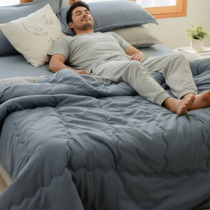 Couette 1 personne bleue homme couché apaisé