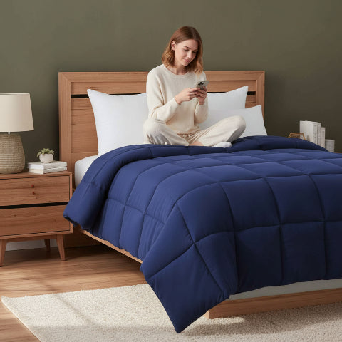 Couette 140x200 bleu marine femme assise avec portable