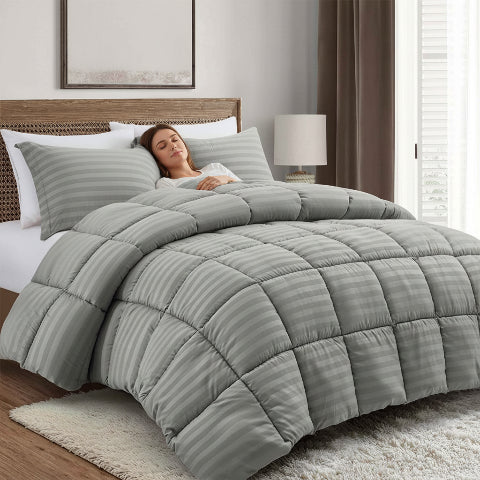 Couette 140x200 grise rayures femme couchée apaisée
