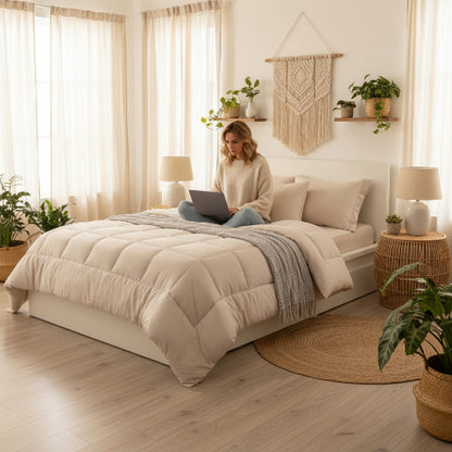 Couette 2 personnes Beige femme travaille sur ordinateur