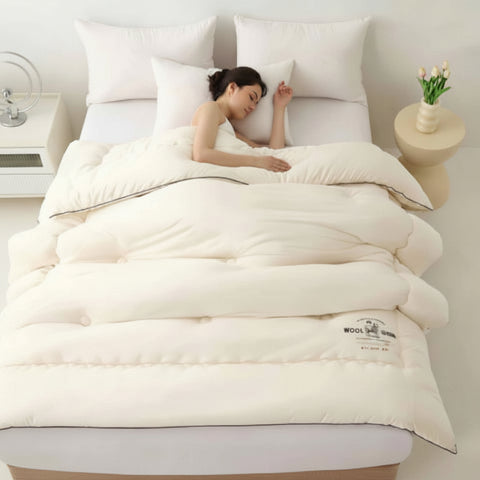 Couette 2 personnes Blanche femme couchée apaisée