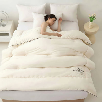 Couette 2 personnes Blanche femme couchée apaisée