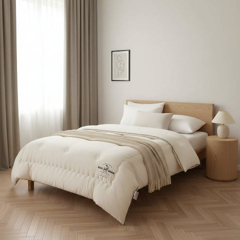 Couette 2 personnes chambre blanche avec plaid