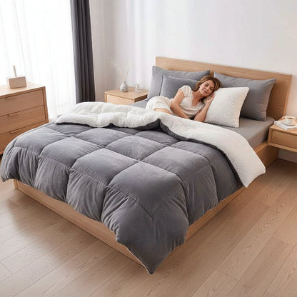 Couette 2 personnes grise femme couchée souriante