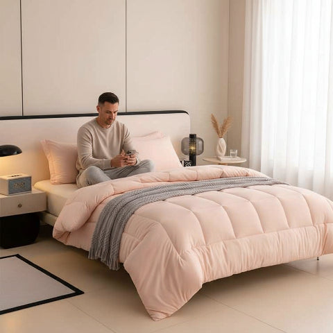 Couette 2 personnes rose homme assis avec portable