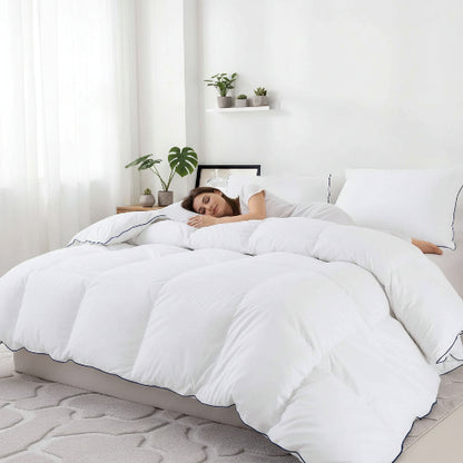 Couette 200x200 blanche chambre femme couchée de côté