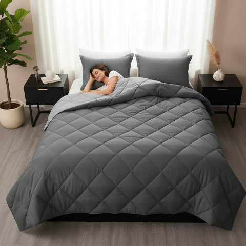 Couette 200x200 grise chambre femme couchée sur côté