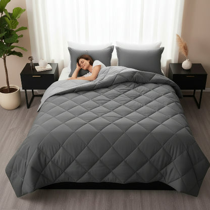Couette 200x200 grise chambre femme couchée sur côté
