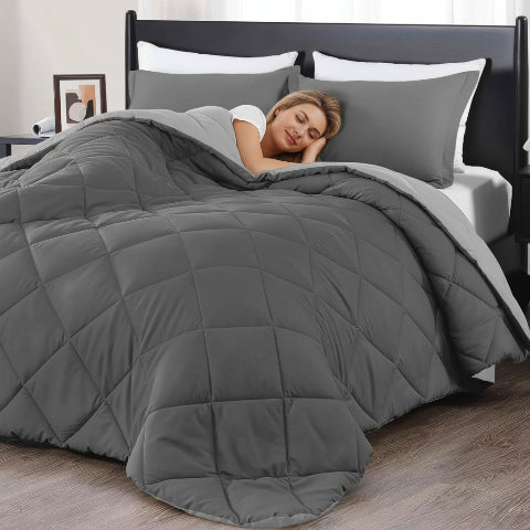 Couette 200x200 grise femme couchée souriante