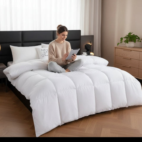 Couette 220x240 blanche femme assise avec tablette