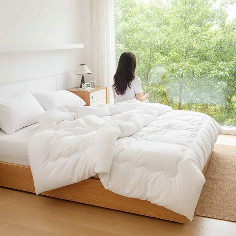 Couette 220x240 blanche femme assise bord lit