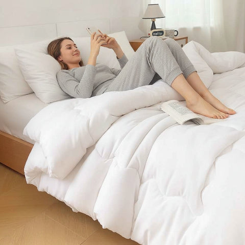 couette-220x240-femme-couchee-genoux-flechis-avec-portable