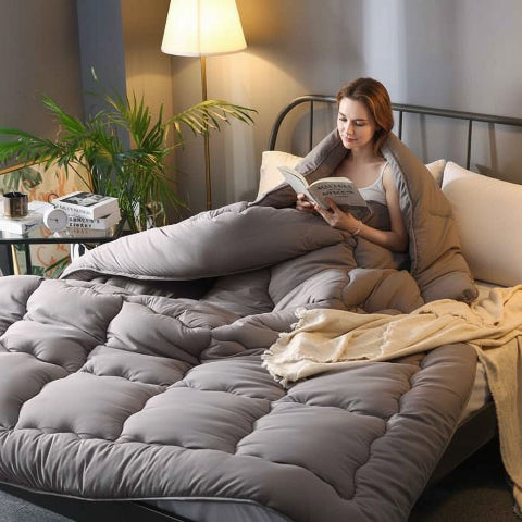 Couette 220x240 grise femme assise avec livre