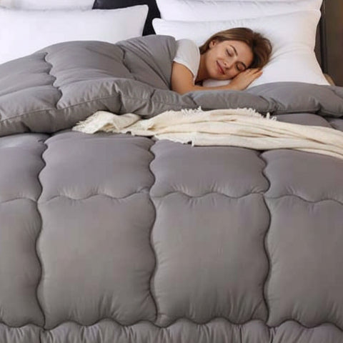 Couette 220x240 grise femme couchée apaisée