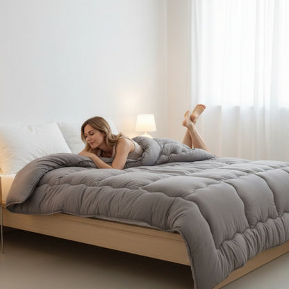 Couette 220x240 grise femme couchée sur ventre