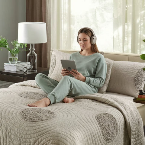 Couette 260x240 beige chambre femme casque d'écoute et tablette