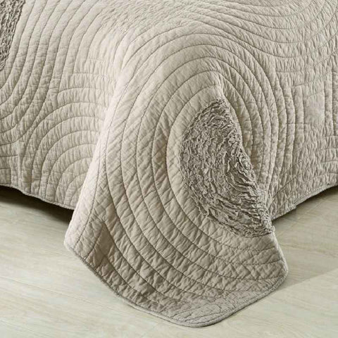 Couette 260x240 beige piqué détail