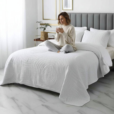 Couette 260x240 blanche chambre femme assise avec café