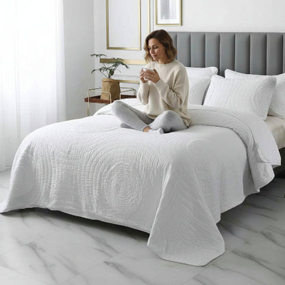Couette 260x240 blanche chambre femme assise avec café