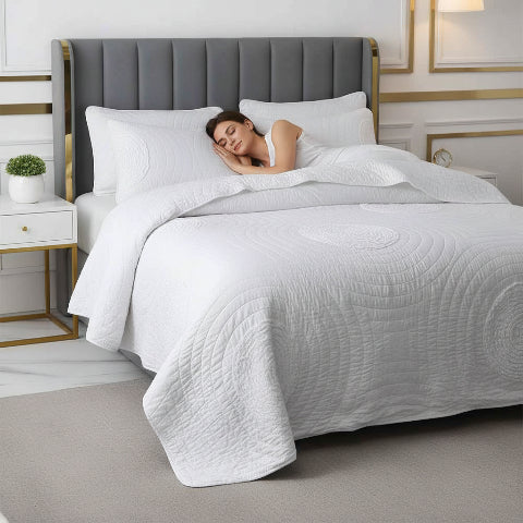 Couette 260x240 blanche femme couchée apaisée