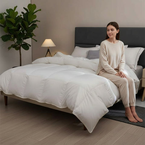 Couette 260x240 pur oie femme assise bord du lit
