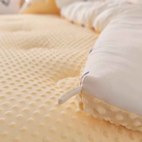 Couette imprimée blanche et jaune attache