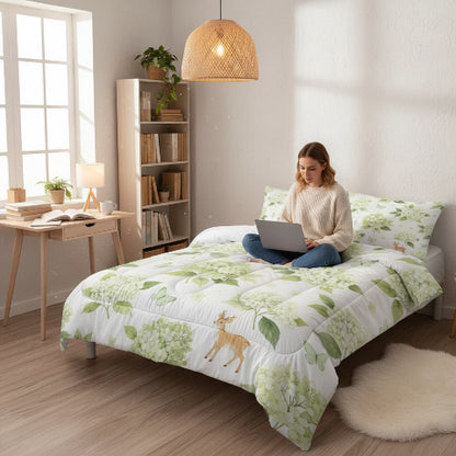 Couette imprimée lit femme assise avec ordinateur