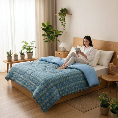 Couette imprimée minky bleu femme assise avec tablette