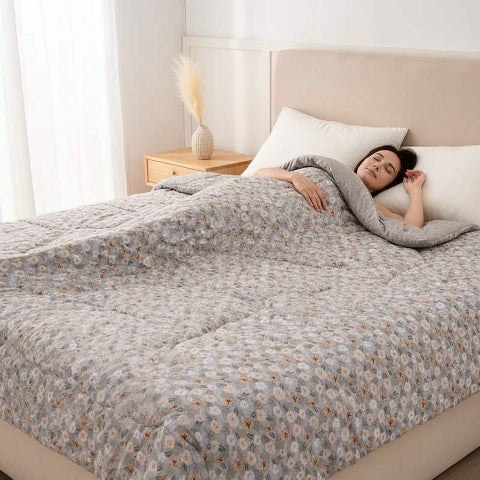 Couette imprimée Minky gris femme couchée sereine