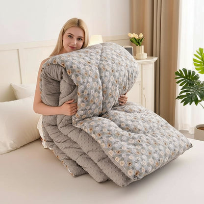 Couette imprimée Minky gris femme souriante tenant couette
