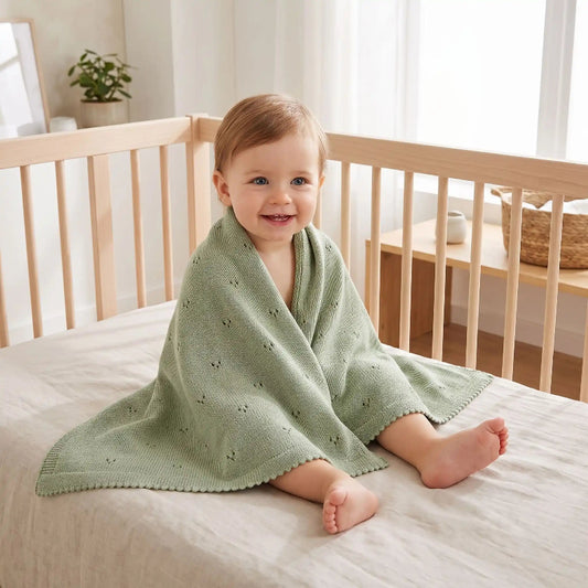 Couverture bébé enveloppant enfant assis souriant