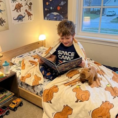 Couverture enfant Capybara garçon assis livre lit