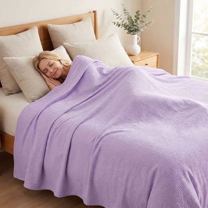 Couverture rafraîchissante bambou femme couchée léger sourire