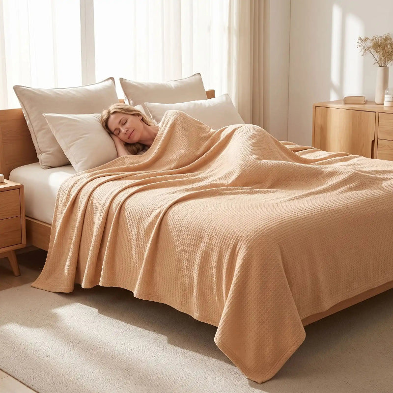 Couverture rafraîchissante bambou femme couchée sereine