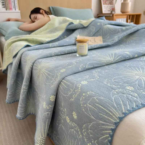 Couvre lit boutis fraicheur floral bleu femme couchée