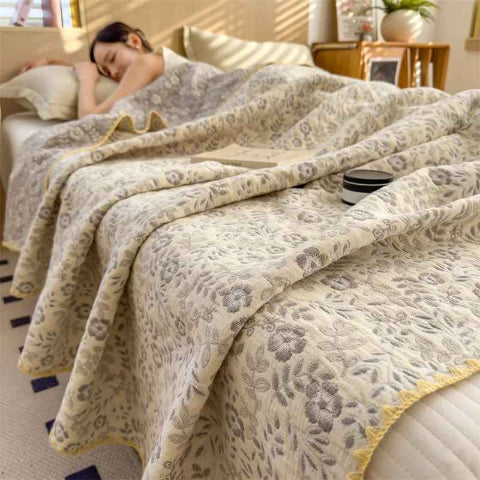 Couvre lit boutis fraicheur floral écru femme couchée