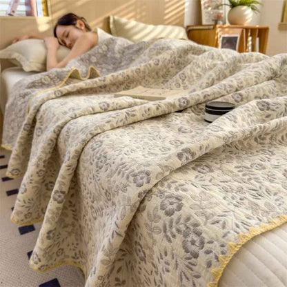Couvre lit boutis fraicheur floral écru femme couchée