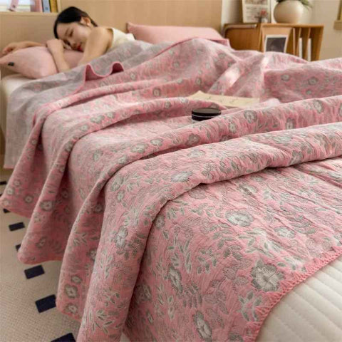 Couvre lit boutis fraicheur floral rose femme couchée