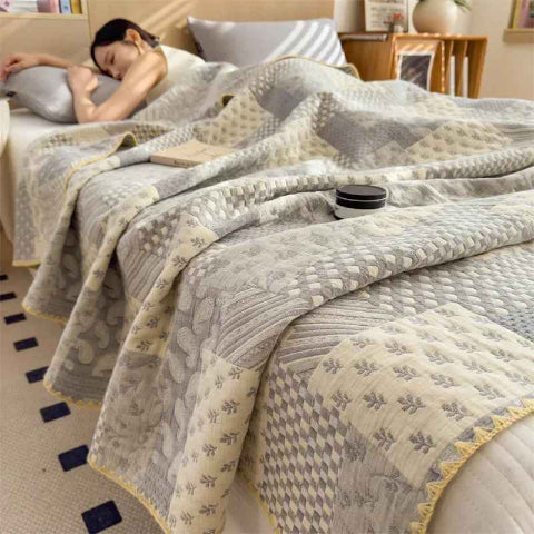 Couvre lit boutis patchwork gris ecru femme couchee