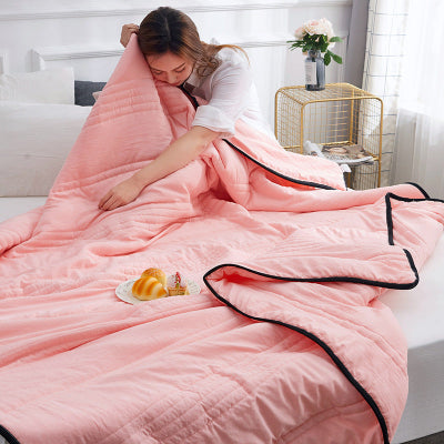Couvre lit coton lavé femme caressant tissu joue