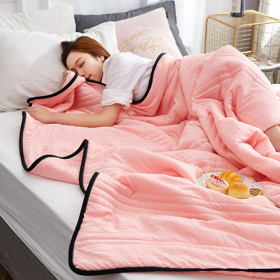 Couvre lit coton lavé léger femme couchée endormie