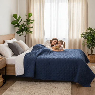Couvre lit imperméable bleu femme fillette caressant chat