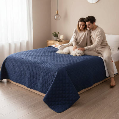 Couvre lit imperméable couple assis caressant chien