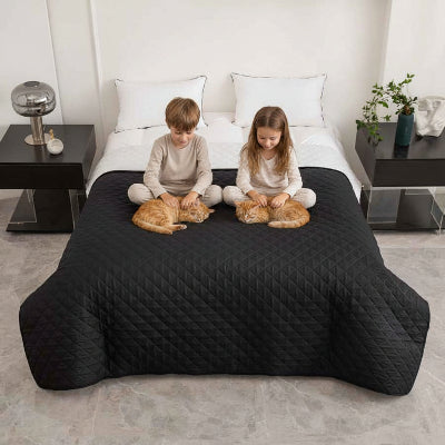 Couvre lit imperméable frère sœur caressant chat