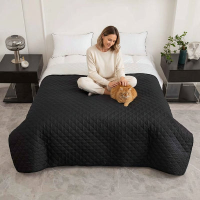 Couvre lit imperméable matelassé noir femme caressant chat