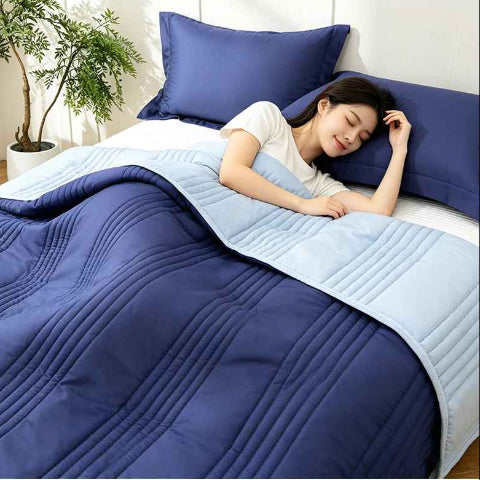 Couvre lit matelassé deux tons bleus réversible femme couchée