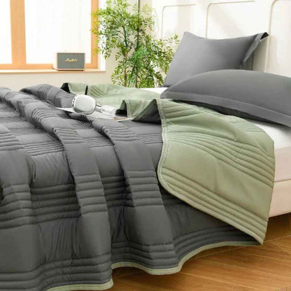 Couvre lit matelassé deux tons gris vert réversible vue côté